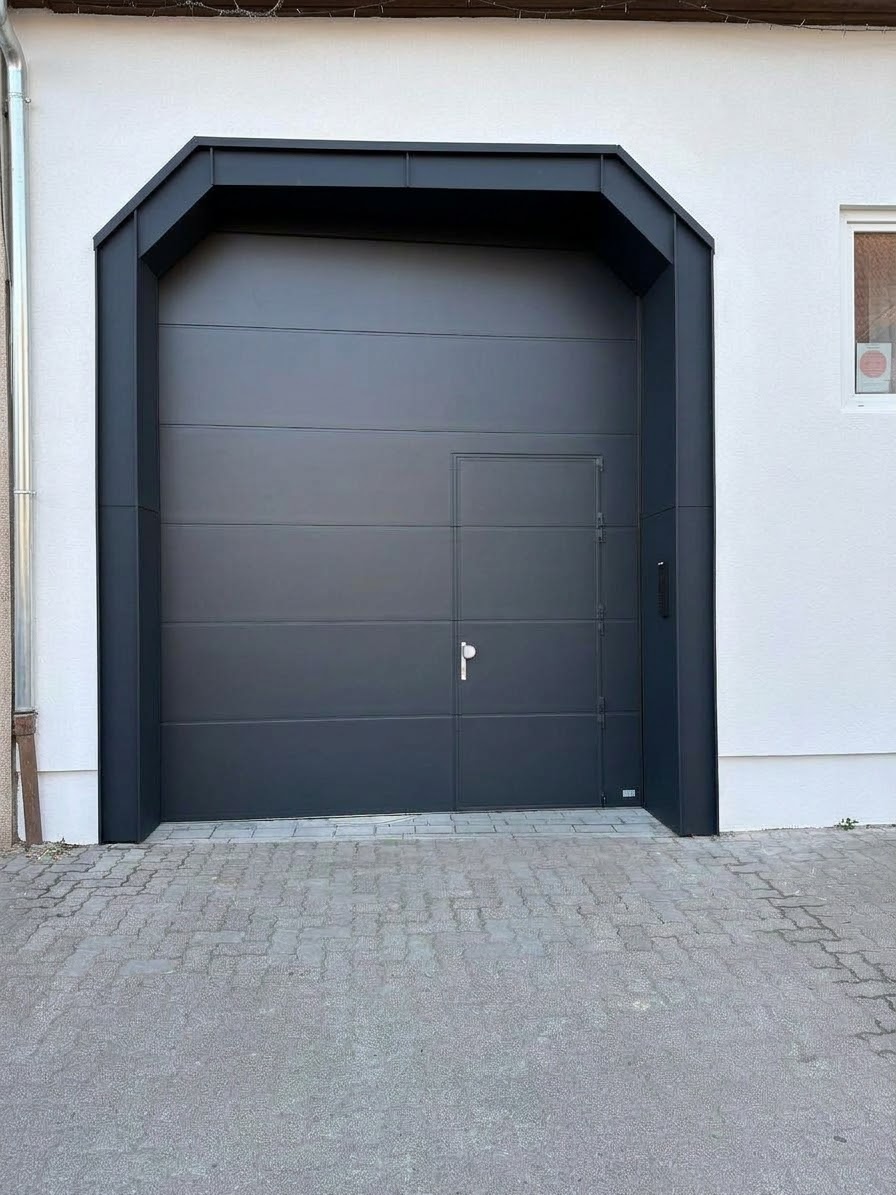 Sektionaltor Komfort-Stufe in Anthrazit mit Schlupftür