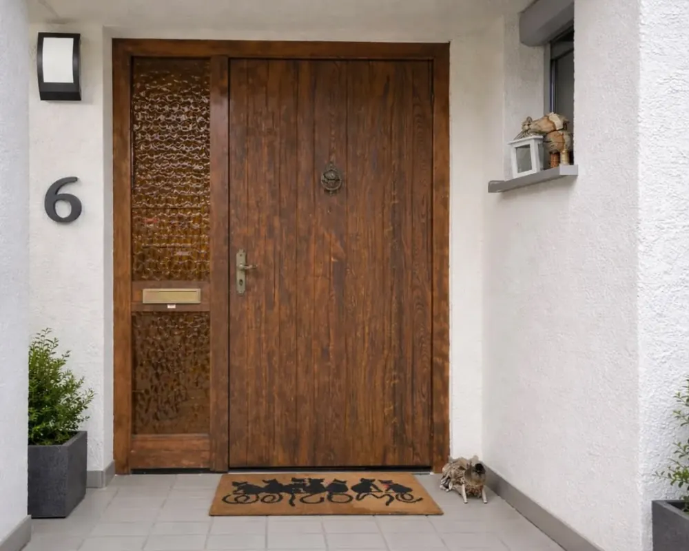 Vorher: Alte Holz-Haustür in Karlsruhe